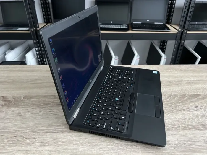 Мобільна робоча станція Б-клас Dell Precision 3510 / 15.6" (1920x1080) TN / Intel Core i7-6820HQ (4 (8) ядра по 2.7 - 3.6 GHz) / 16 GB DDR4 / 256 GB SSD / AMD Radeon R9 M360, 2 GB GDDR5, 128-bit / WebCam / HDMI б/в - зображення 3