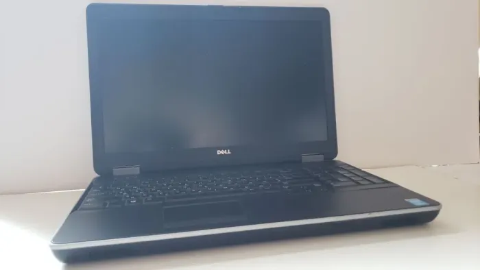 Ігровий ноутбук Dell Latitude E6540 / 15.6" (1920x1080) TN / Intel Core i7-4800MQ (4 (8) ядра по 2.7 - 3.7 GHz) / 16 GB DDR3 / 256 GB SSD + 750 GB HDD / AMD Radeon HD 8790M, 2 GB GDDR5, 128-bit / WebCam б/в - зображення 2