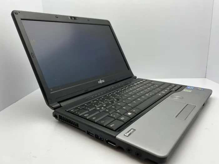 Ноутбук Fujitsu LifeBook S762 / 13.3" (1366x768) TN / Intel Core i5-3320M (2 (4) ядра по 2.6 - 3.3 GHz) / 4 GB DDR3 / 500 GB HDD / Intel HD Graphics 4000 / WebCam б/в - зображення 3