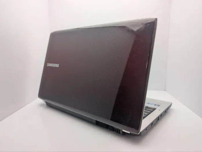 Ноутбук Samsung E372 / 17.3" (1600x900) TN / Intel Core i3-370M (2 (4) ядра по 2.4 GHz) / 6 GB DDR3 / 500 GB HDD / nVidia GeForce 310M, 512 MB GDDR3, 64-bit / WebCam / DVD-ROM б/в - зображення 8