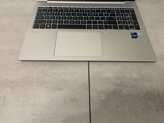 Ультрабук HP EliteBook 860 G10 / 16" (1920x1200) IPS / Intel Core i7-1365U (10 (12) ядер по 1.8 - 5.2 GHz) / 16 GB DDR5 / 512 GB SSD M.2 / Intel Iris Xe Graphics / WebCam / HDMI б/в - зображення 5