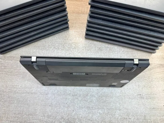 Ноутбук Lenovo ThinkPad T460 / 14" (1366x768) TN / Intel Core i5-6300U (2 (4) ядра по 2.4 - 3.0 GHz) / 8 GB DDR3 / 120 GB SSD / Intel HD Graphics 520 / WebCam / Два АКБ б/в - зображення 7