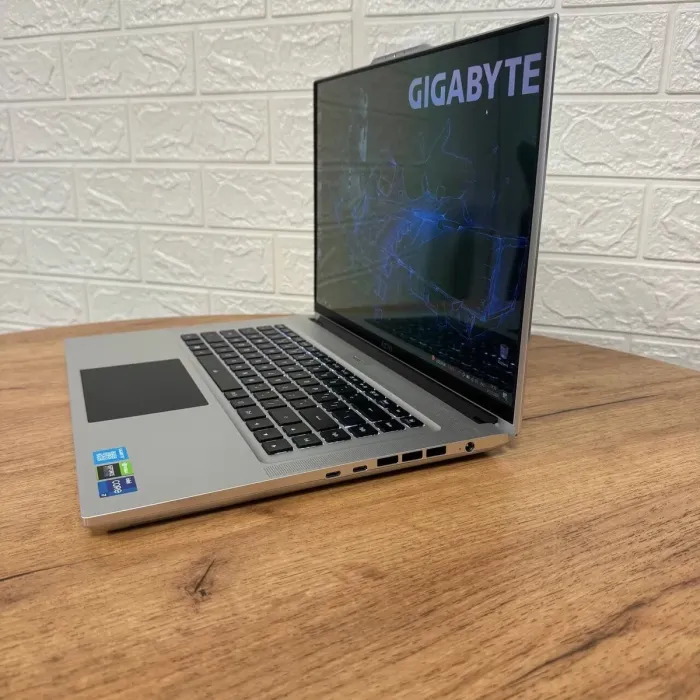 Ігровий ноутбук Б-клас Gigabyte Aero 16 XE5 / 16" (3840x2400) OLED / Intel Core i7-12700H (14 (20) ядер по 3.5 - 4.7 GHz) / 16 GB DDR5 / 1000 GB SSD / nVidia GeForce RTX 3070 Ti, 8 GB GDDR6, 256-bit / WebCam б/в - зображення 5