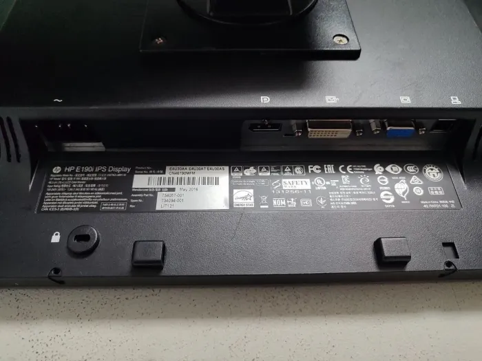 Монітор HP EliteDisplay E190i / 19" (1280x1024) IPS / VGA, DVI, DisplayPort / VESA 100x100 / VGA і кабель живлення в комплекті б/в - зображення 5