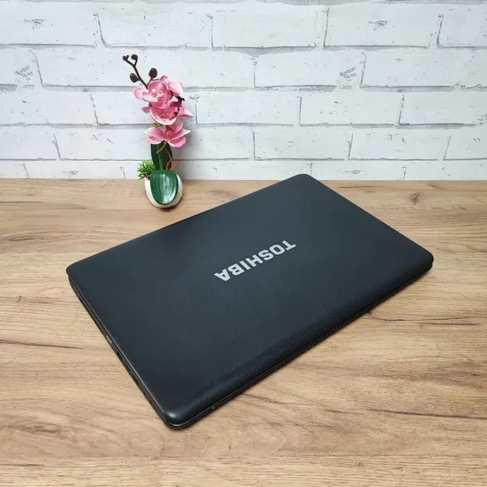 Ноутбук Toshiba Satellite C670-19E / 17.3" (1600x900) TN / Intel Core i5-2450M (2 (4) ядра по 2.5 - 3.1 GHz) / 8 GB DDR3 / 128 GB SSD / Intel HD Graphics 3000 / WebCam / DVD-ROM б/в - зображення 4