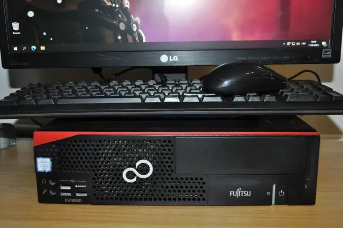 Комплект ПК: Fujitsu Esprimo D756 E85 SFF / Intel Core i5-6500 (4 ядра по 3.2 - 3.6 GHz) / 16 GB DDR4 / 500 GB SSD / Intel HD Graphics 530 / DVD-ROM + Монітор Б-клас 22" (168 TN / VGA, DVI / Windows 11 б/в - зображення 4