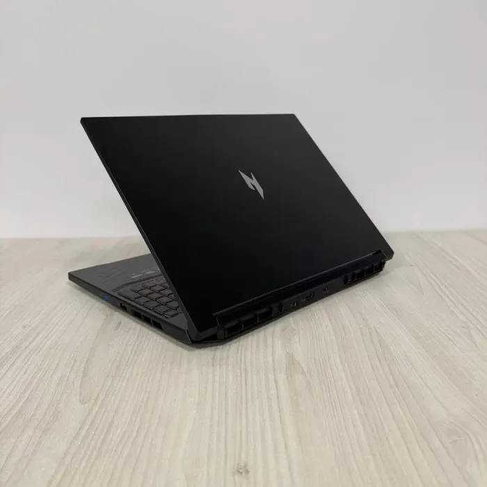 Ігровий ноутбук Acer Nitro V16 ANV16-41-R514 / 16" (1920x1200) IPS / AMD Ryzen 7 8845HS (8 (16) ядер по 3.8 - 5.1 GHz) / 16 GB DDR5 / 1000 GB SSD NVMe / nVidia GeForce RTX 4060, 8 GB GDDR6, 128-bit / WebCam б/в - зображення 6