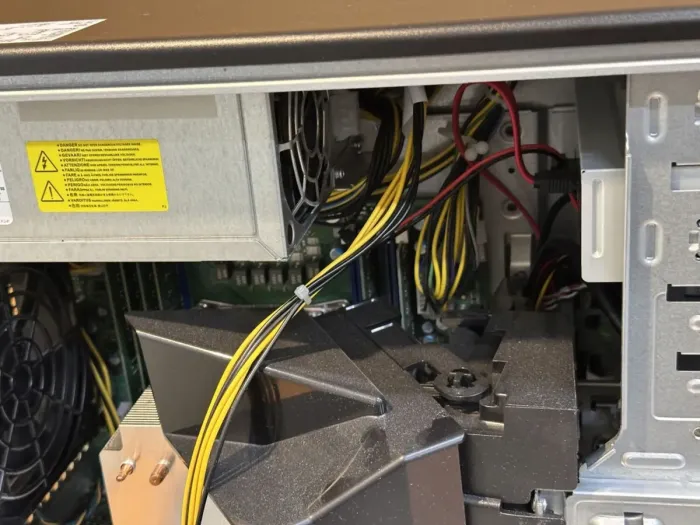 Робоча станція Fujitsu Celsius M740 Tower / Intel Xeon E5-1650 v4 (6 (12) ядер по 3,6 - 4,0 ГГц) / 64 ГБ DDR4 / без HDD / nVidia Quadro M4000, 8 ГБ GDDR5, 256-біт / 1000 Вт / DVD-RW / DisplayPort б/в - зображення 12