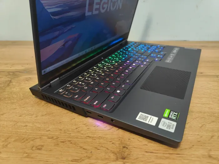 Ігровий ноутбук Б-клас Lenovo Legion 7 15IMH05H / 15.6" (1920x1080) IPS / Intel Core i7-10750H (6 (12) ядер по 2.6 - 5.0 GHz) / 32 GB DDR4 / 1000 GB SSD / nVidia GeForce RTX 2080 Super Max-Q, 8 GB GDDR6, 256-bit / WebCam / Windows 10 Home б/в - зображення 6