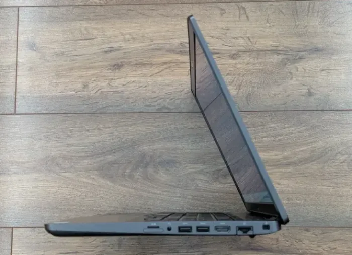 Ультрабук Dell Precision 3540 / 15.6" (1366x768) TN / Intel Core i5-8365U (4 (8) ядра по 1.6 - 4.1 GHz) / 8 GB DDR4 / 256 GB SSD / Intel UHD Graphics / WebCam б/в - зображення 5