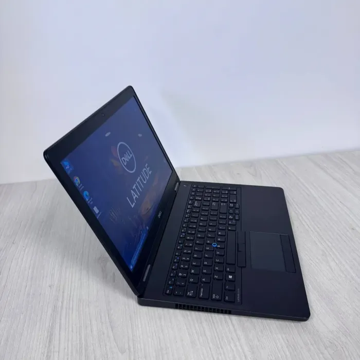 Ноутбук Dell Latitude E5570 / 15.6" (1366x768) TN / Intel Core i5-6300U (2 (4) ядра по 2.4 - 3.0 GHz) / 8 GB DDR4 / 128 GB SSD / Intel HD Graphics 520 / WebCam б/в - зображення 4