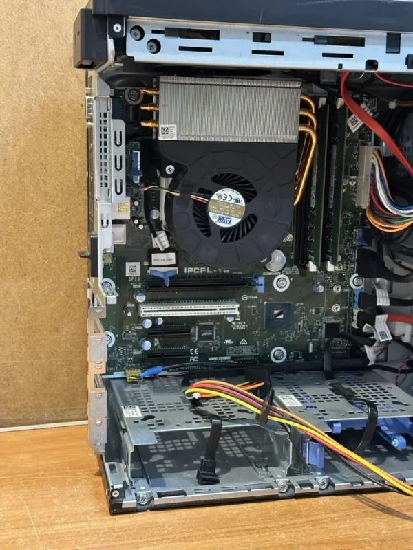 Комп'ютер Б-клас Dell Precision 3630 Tower / Intel Xeon E-2186G (6 (12) ядер по 3.8 - 4.7 GHz) / 32 GB DDR4 / 1000 GB SSD / Intel UHD Graphics P630 / 460W / DVD-ROM / DisplayPort / HDMI б/в - зображення 9