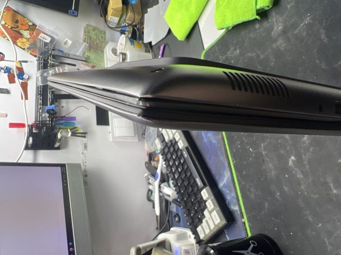 Ігровий ноутбук Б-класу Dell Alienware m18 R1 AMD / 18" (1920x1200) IPS / AMD Ryzen 9 7845HX (12 (24) ядер по 3,0 - 5,2 ГГц) / 32 ГБ DDR5 / 960 ГБ SSD / nVidia GeForce RTX 4070, 8 ГБ GDDR6, 128-біт / WebCam б/в - изображение 6