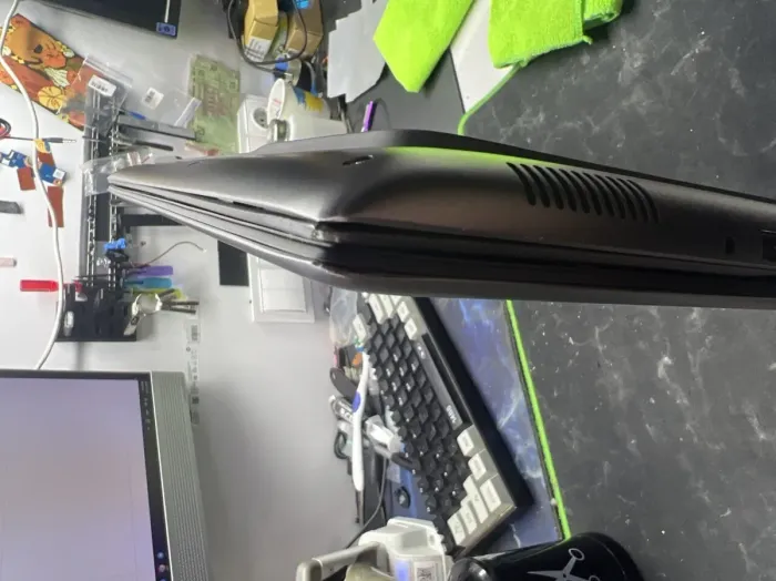 Ігровий ноутбук Б-класу Dell Alienware m18 R1 AMD / 18" (1920x1200) IPS / AMD Ryzen 9 7845HX (12 (24) ядер по 3,0 - 5,2 ГГц) / 32 ГБ DDR5 / 960 ГБ SSD / nVidia GeForce RTX 4070, 8 ГБ GDDR6, 128-біт / WebCam б/в - зображення 6