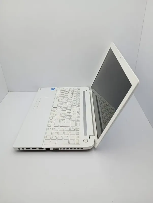 Ноутбук Toshiba C55 / 15.6" (1366x768) TN / Intel Core i5-3230M (2 (4) ядра по 2.6 - 3.2 GHz) / 6 GB DDR3 / 500 GB HDD / Intel HD Graphics 3000 / WebCam б/в - зображення 6