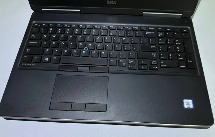 Мобільна робоча станція Dell Precision 7520 / 15.6" (3840x2160) IPS / Intel Xeon E3-1505M v6 (4 (8) ядра по 3.0 - 4.0 GHz) / 32 GB DDR4 / 256 GB SSD + 1000 GB HDD / nVidia Quadro M2200, 4 GB GDDR5, 128-bit / WebCam / Win 11 Pro б/в - зображення 5