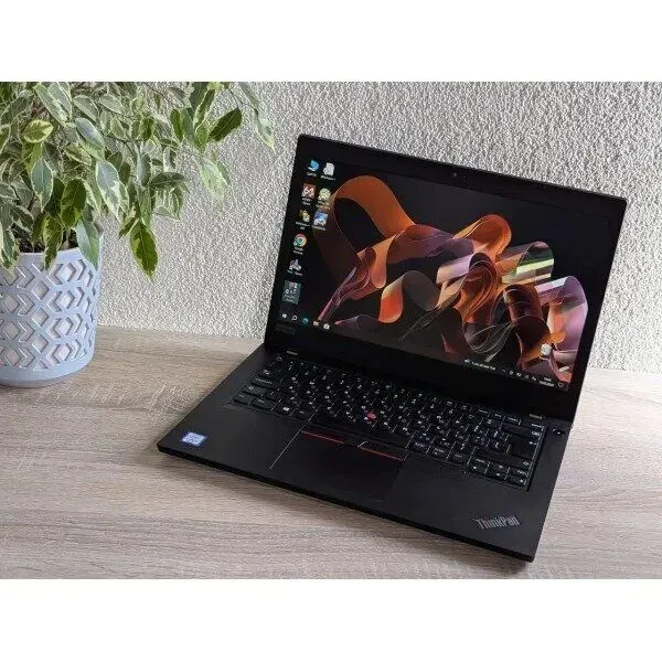Ультрабук Б-клас Lenovo ThinkPad L490 / 14" (1920x1080) IPS / Intel Core i3-8145U (2 (4) ядра по 2.1 - 3.9 GHz) / 8 GB DDR4 / 256 GB SSD / Intel UHD Graphics / WebCam б/в - зображення 4