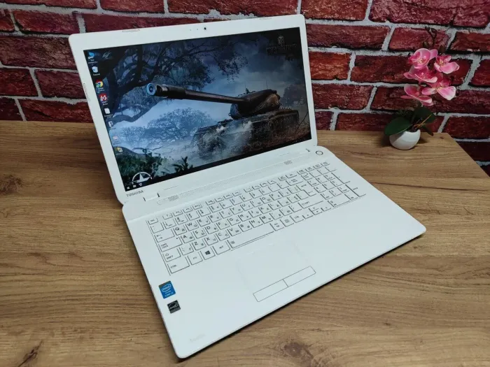 Ноутбук Б-клас Toshiba Satellite C70 / 17.3" (1600x900) TN / Intel Core i3-4005U (2 (4) ядра по 1.7 GHz) / 8 GB DDR3 / 256 GB SSD / Intel HD Graphics 4400 / WebCam б/в - зображення 2