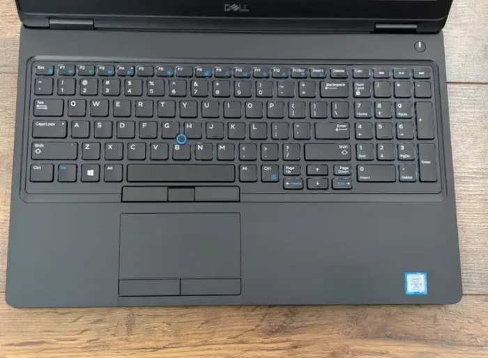 Ультрабук Б-клас Dell Latitude 5590 / 15.6" (1920x1080) TN / Intel Core i5-8350U (4 (8) ядра по 1.7 - 3.6 GHz) / 8 GB DDR4 / 128 GB SSD / Intel UHD Graphics 620 / WebCam / Win 11 б/в - зображення 3