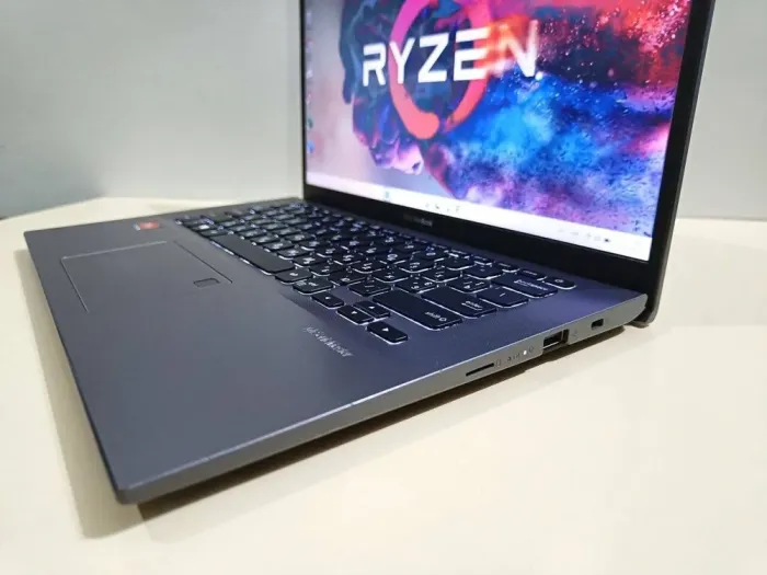 Ультрабук Б-клас Asus VivoBook X412DAP / 14" (1920x1080) TN / AMD Ryzen 3 3250U (2 (4) ядра по 2.6 - 3.5 GHz) / 12 GB DDR4 / 256 GB SSD / AMD Radeon RX Vega 3 Graphics / WebCam / Windows 11 Pro б/в - зображення 6