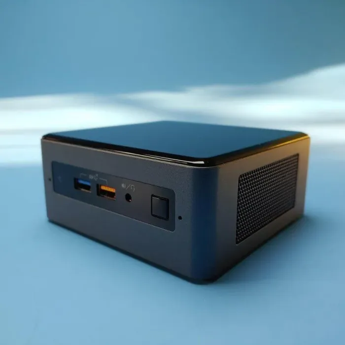Неттоп Intel NUC NUC8BEH USFF / Intel Core i7-8559U (4 (8) ядра по 2.7 - 4.5 GHz) / 8 GB DDR4 / 480 GB SSD / Intel Iris Plus Graphics 655 / WiFi / Win 10 Pro б/в - зображення 2