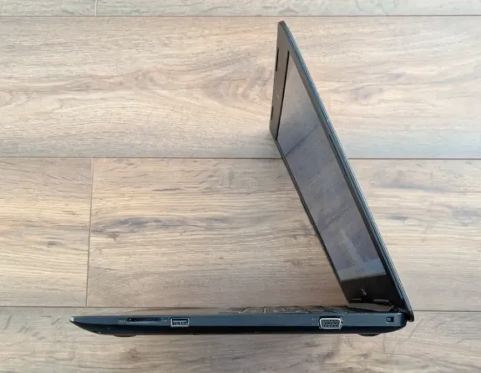 Ноутбук Dell Latitude 3590 / 15.6" (1366x768) TN / Intel Core i5-8250U (4 (8) ядра по 1.6 - 3.4 GHz) / 8 GB DDR4 / 256 GB SSD / Intel UHD Graphics 620 / WebCam б/в - зображення 5