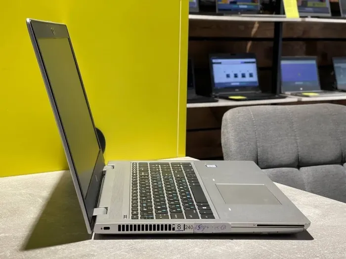 Ноутбук HP ProBook 650 G4 / 15.6" (1920x1080) IPS / Intel Core i5-8250U (4 (8) ядра по 1.6 - 3.4 GHz) / 16 GB DDR4 / 240 GB SSD / Intel HD Graphics 620 / WebCam б/в - зображення 3