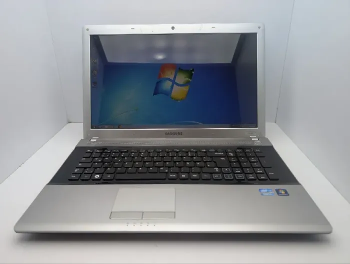 Ноутбук Samsung RV720 / 17.3" (1600x900) TN / Intel Core i5-2410M (2 (4) ядра по 2.3 - 2.9 GHz) / 6 GB DDR3 / 1000 GB HDD / Intel HD Graphics 3000 / WebCam б/в - зображення 2