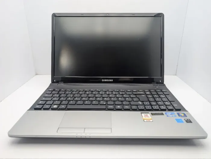 Ноутбук Samsung NP300E5A / 15.6" (1366x768) TN / Intel Core i3-2350M (2 (4) ядра по 2.3 GHz) / 6 GB DDR3 / 320 GB HDD / nVidia GeForce GT 520MX, 1 GB GDDR3, 64-bit / WebCam / DVD-ROM б/в - зображення 3