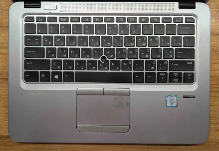 Нетбук HP EliteBook 820 G4 / 12.5" (1920x1080) IPS / Intel Core i7-7500U (2 (4) ядра по 2.7 - 3.5 GHz) / 8 GB DDR4 / 240 GB SSD / Intel HD Graphics 620 / WebCam / Fingerprint / Windows 10 б/в - зображення 3