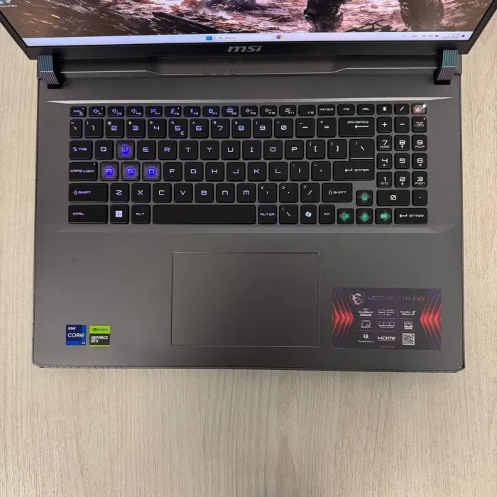 Ігровий ноутбук Б-класу MSI Vector 17 HX A14VGG / 17,3" (2560×1440) IPS / Intel Core i9-14900HX (24 (32) ядер по 2,2 - 5,7 ГГц) / 32 ГБ DDR5 / 1000 ГБ SSD NVMe / nVidia GeForce RTX 4070, 8 ГБ GDDR6, 128-біт / Веб-камера б/в - зображення 4