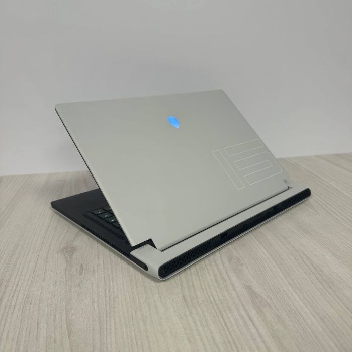 Ігровий ноутбук Б-класу Dell Alienware X15 R1 White / 15.6" (1920x1080) IPS / Intel Core i7-11800H (8 (16) ядер по 2.3 - 4.6 GHz) / 16 GB DDR4 / 512 GB SSD NVMe / nVidia GeForce RTX 3070, 8 GB GDDR6, 256-bit / WebCam б/в - зображення 6