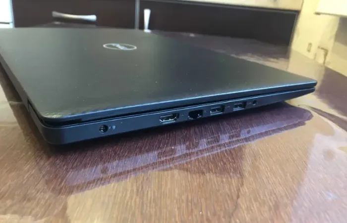 Ігровий ноутбук Dell Latitude 3590 / 15.6" (1920x1080) TN / Intel Core i7-8550U (4 (8) ядра по 1.8 - 4.0 GHz) / 8 GB DDR4 / 256 GB SSD / AMD Radeon R7 M460, 2 GB GDDR5, 64-bit / WebCam б/в - зображення 6