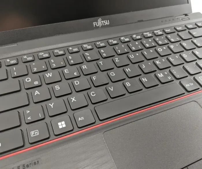 Ультрабук Fujitsu LifeBook E5412 / 14" (1920x1080) IPS / Intel Core i5-1235U (10 (12) ядер 3.3 - 4.4 GHz) / 16 GB DDR4 / 240 GB SSD M.2 / Intel Iris Xe Graphics / WebCam б/в - зображення 4