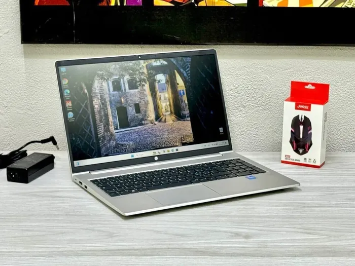 Ультрабук HP ProBook 450 G10 / 15.6" (1920x1080) IPS / Intel Core i5-1335U (10 (12) ядер по 3.4 - 4.6 GHz) / 8 GB DDR4 / 256 GB SSD / Intel Iris Xe Graphics / WebCam / Win 11 Pro б/в - зображення 3