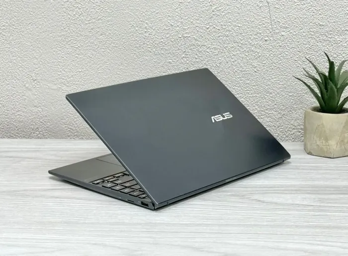 Ультрабук Asus ZenBook UX325E / 13.3" (1920x1080) OLED / Intel Core i5-1135G7 (4 (8) ядра по 2.4 - 4.2 GHz) / 8 GB DDR4 / 256 GB SSD M.2 / Intel Iris Xe Graphics / WebCam / Win 11 Home б/в - зображення 8