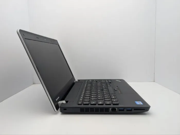 Ноутбук Lenovo ThinkPad E330 / 13.3" (1366x768) TN / Intel Core i3-3120M (2 (4) ядра по 2.5 GHz) / 6 GB DDR3 / 250 GB HDD / Intel HD Graphics 4000 / WebCam / АКБ не тримає заряд б/в - зображення 3