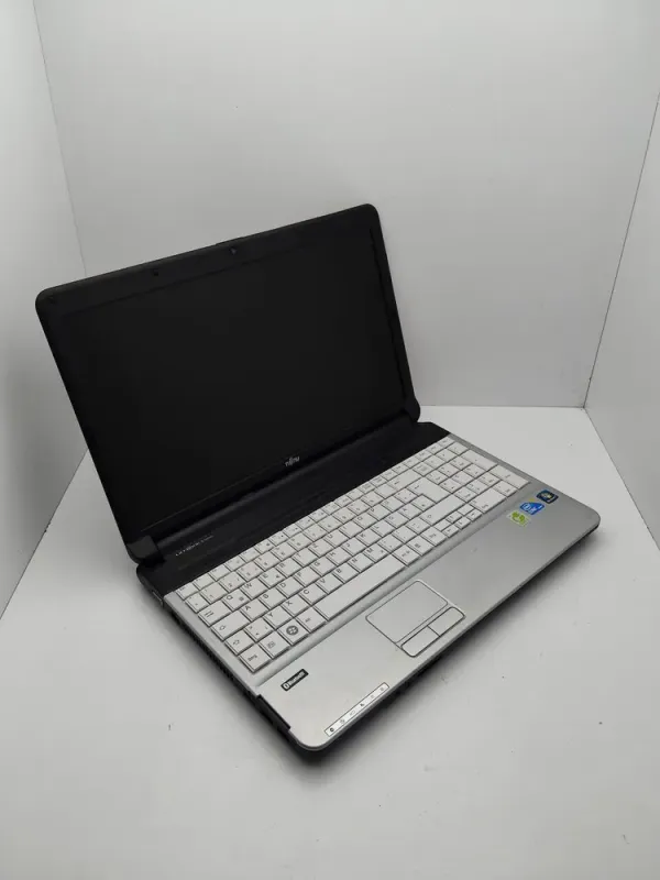 Ноутбук Fujitsu LifeBook A530 / 15.6" (1366x768) TN / Intel Core i3-380M (2 (4) ядра по 2.53 GHz) / 6 GB DDR3 / 320 GB HDD / Intel HD Graphics / WebCam б/в - зображення 3