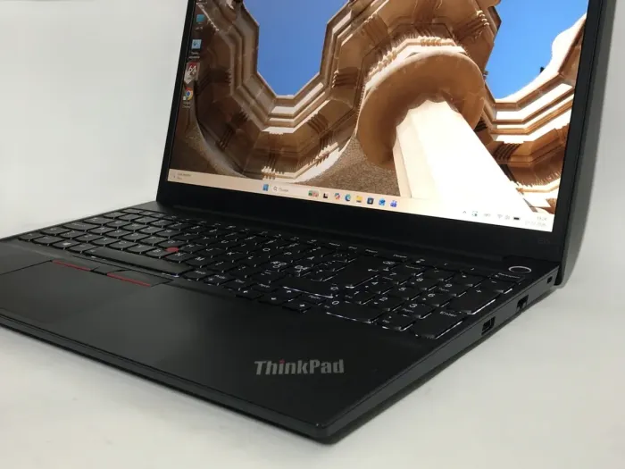 Ультрабук Б-клас Lenovo ThinkPad E15 Gen 2 / 15.6" (1920x1080) IPS / AMD Ryzen 5 4500U (6 ядер по 2.3 - 4.0 GHz) / 8 GB DDR4 / 256 GB SSD NVMe / AMD Radeon RX Vega 6 Graphics / WebCam / Win 11 Pro б/в - зображення 9