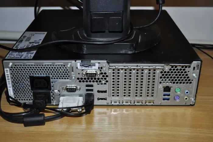 Комплект ПК: Fujitsu Esprimo D757 E90+ SFF / Intel Core i5-6500 (4 ядра по 3.2 - 3.6 GHz) / 8 GB DDR3 / 240 GB SSD NEW / Intel HD Graphics 530 + Монітор Б-клас 22" (1920x1800) TN / VGA / Різні бренди б/в - зображення 4