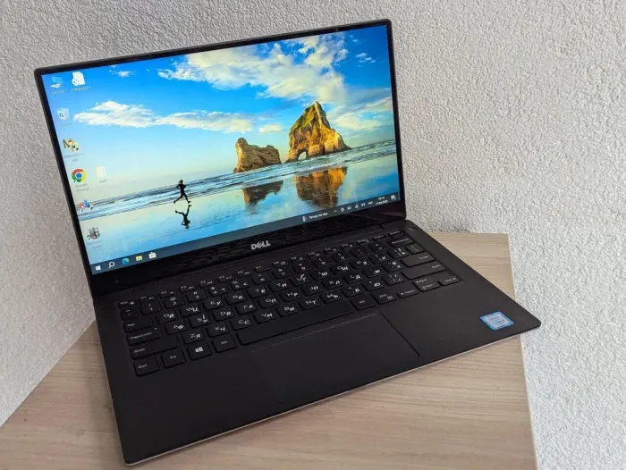 Ультрабук Б-клас Dell XPS 13 9350 / 13.3" (3200x1800) IPS Touch / Intel Core i5-6200U (2 (4) ядра по 2.3 - 2.8 GHz) / 8 GB DDR4 / 128 GB SSD / Intel Iris Graphics 520 / WebCam б/в - зображення 2