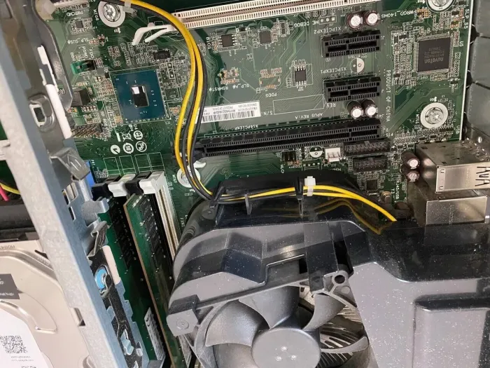 Комплект ПК: HP EliteDesk 800 G3 SFF / Intel Core i5-6500 (4 ядра по 3.2 - 3.6 GHz) / 8 GB DDR4 / 500 GB HDD / Intel HD Graphics 530 + Монітор Samsung SyncMaster 2033SN / 20" (1600x900) TN+film / VGA б/в - зображення 6