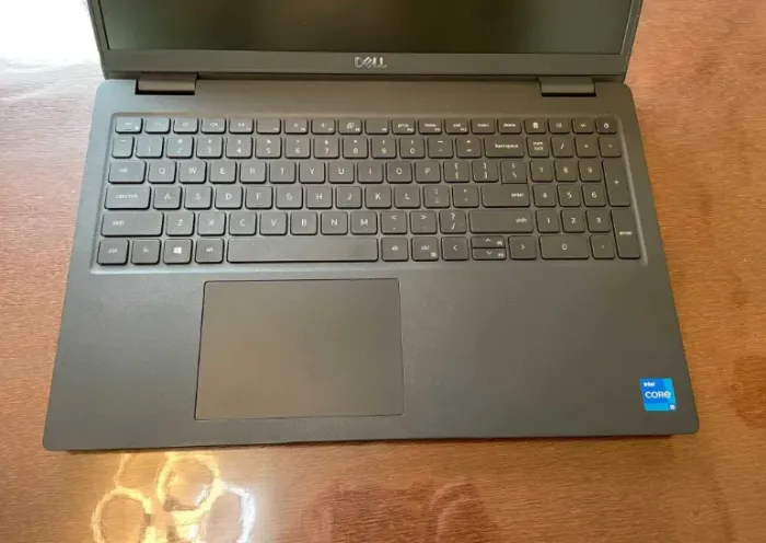 Ультрабук Dell Latitude 3530 / 15.6" (1920x1080) IPS Touch / Intel Core i5-1235U (10 (12) ядер по 3.3 - 4.4 GHz) / 8 GB DDR4 / 256 GB SSD / Intel Iris Xe Graphics / WebCam б/в - зображення 4