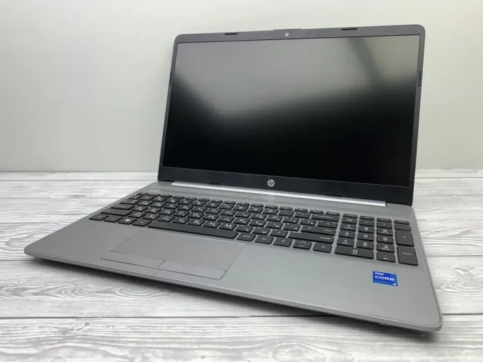 Ультрабук Б-клас HP 250 G8 / 15.6" (1920x1080) TN / Intel Core i5-1135G7 (4 (8) ядра по 2.4 - 4.2 GHz) / 16 GB DDR4 / 512 GB SSD / Intel Iris Xe Graphics / WebCam б/в - зображення 3