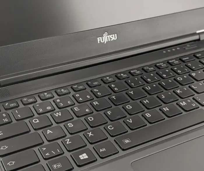 Ультрабук Fujitsu LifeBook U7410 / 14" (1920x1080) IPS / Intel Core i5-10210U (4 (8) ядра по 1.6 - 4.2 GHz) / 16 GB DDR4 / 240 GB SSD / Intel UHD Graphics / WebCam б/в - зображення 4