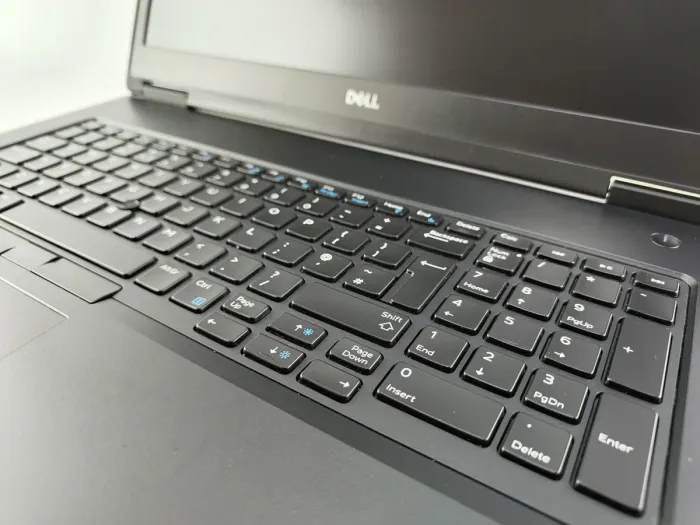 Ноутбук Dell Precision 7730 / 17.3" (1600x900) TN / Intel Core i7-8750H (6 (12) ядер по 2.2 - 4.1 GHz) / 16 GB DDR4 / 240 GB SSD / Intel UHD Graphics 630 / NoWebCam б/в - зображення 3