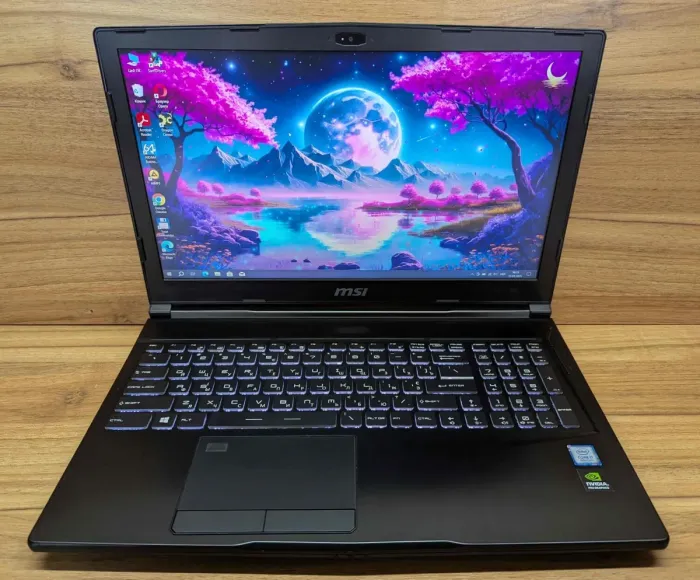 Мобільна робоча станція MSI WE 63 / 15.6" (1920x1080) IPS / Intel Core i7-8750H (6 (12) ядра по 2.2 - 4.1 GHz) / 32 GB DDR4 / 512 GB SSD / nVidia Quadro P2000, 4 GB GDDR5, 128-bit / WebCam / Windows 10 б/в - зображення 2