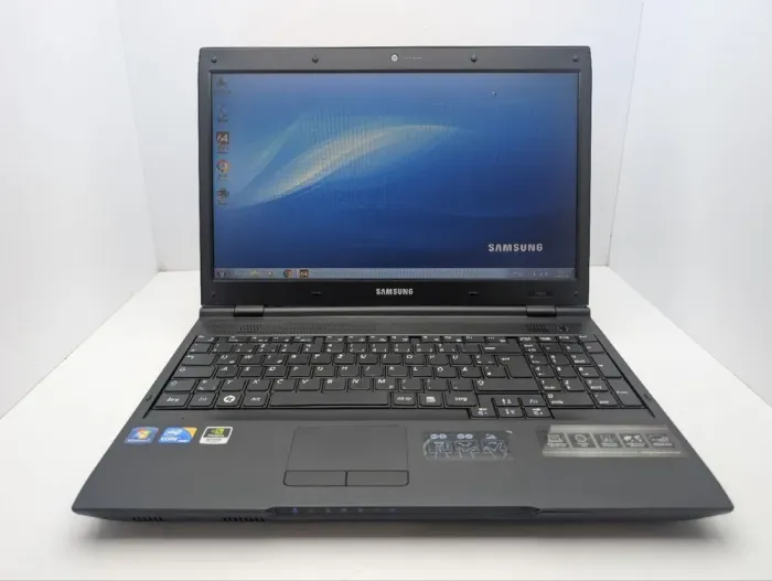 Ноутбук Samsung P580 / 15.6" (1366x768) TN / Intel Core i3-380M (2 (4) ядра по 2.5 GHz) / 6 GB DDR3 / 320 GB HDD / nVidia GeForce GT 330M, 1 GB GDDR3, 128-bit / WebCam / DVD-ROM б/в - зображення 2