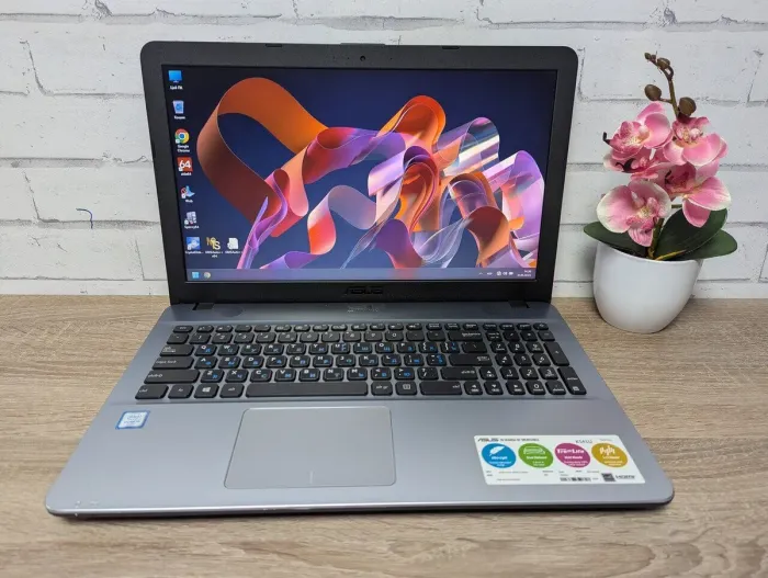 Ноутбук Б-клас Asus K541U / 15.6" (1366x768) TN / Intel Core i3-6006U (2 (4) ядра по 2.0 GHz) / 12 GB DDR4 / 128 GB SSD / Intel HD Graphics 520 / WebCam б/в - зображення 2