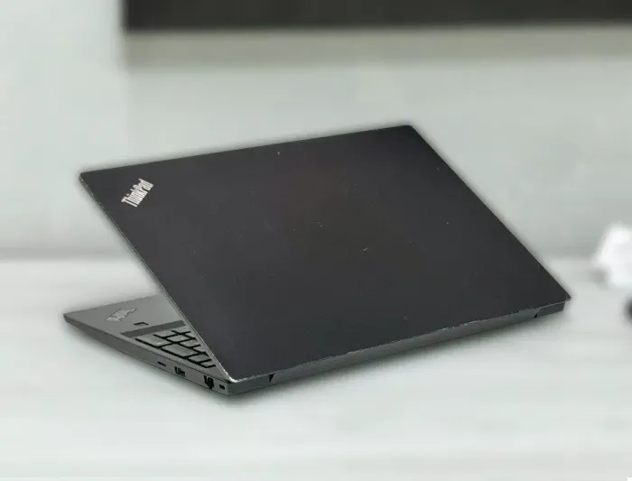 Ноутбук Б-клас Lenovo ThinkPad E580 / 15.6" (1920x1080) IPS / Intel Core i7-8550U (4 (8) ядра по 1.8 - 4.0 GHz) / 16 GB DDR4 / 256 GB SSD + 1000 GB HDD / Intel UHD Grphics 620 / WebCam / Win 11 Pro б/в - зображення 6